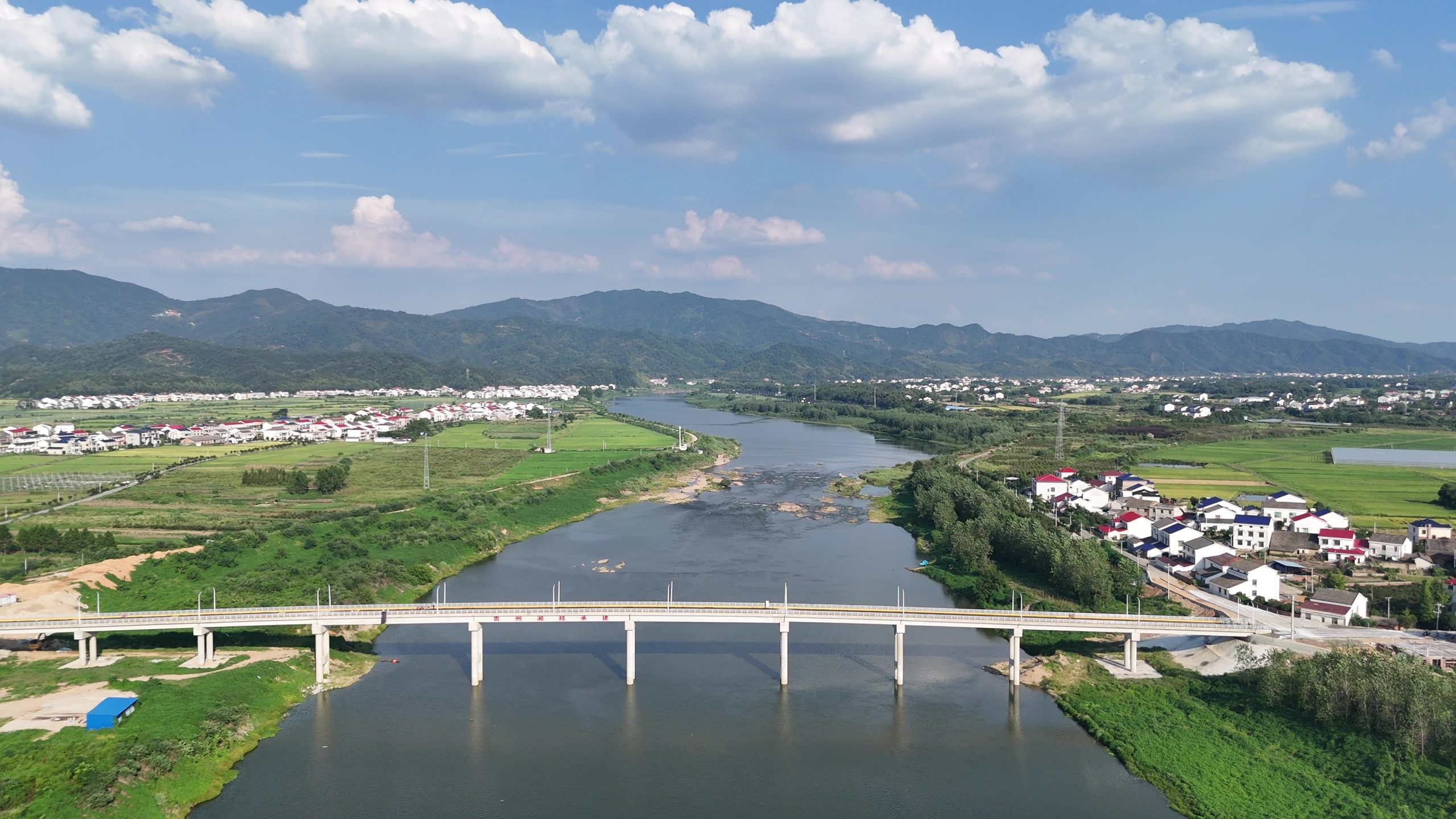 湖南汨罗：长乐大桥建成通车 两岸10万群众出行更便捷